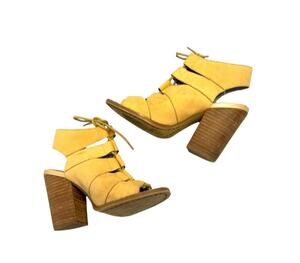 Hinge Drea Leather Open Toe Block Heel Sandals Size 5.5 Mustard
